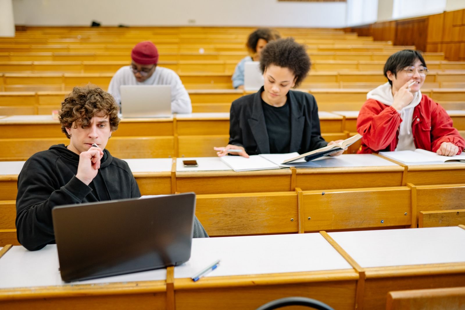 Estudantes colaborando em uma sala de aula